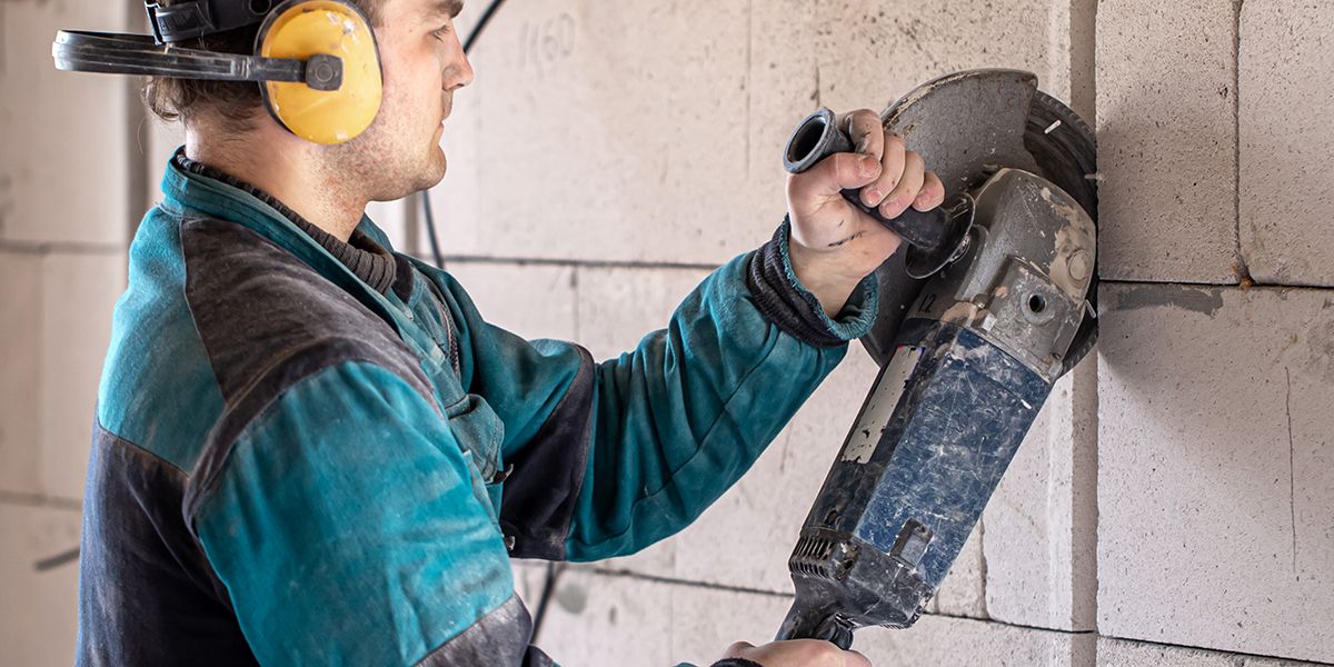 Réaliser une saignée dans un mur : astuces et techniques incontournables