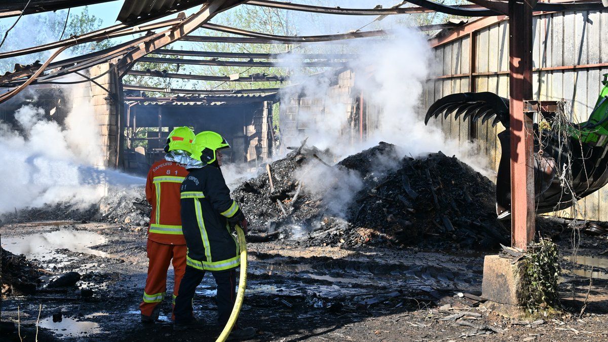 Un spectaculaire incendie ravage un hangar à Terre-de-Bancalié