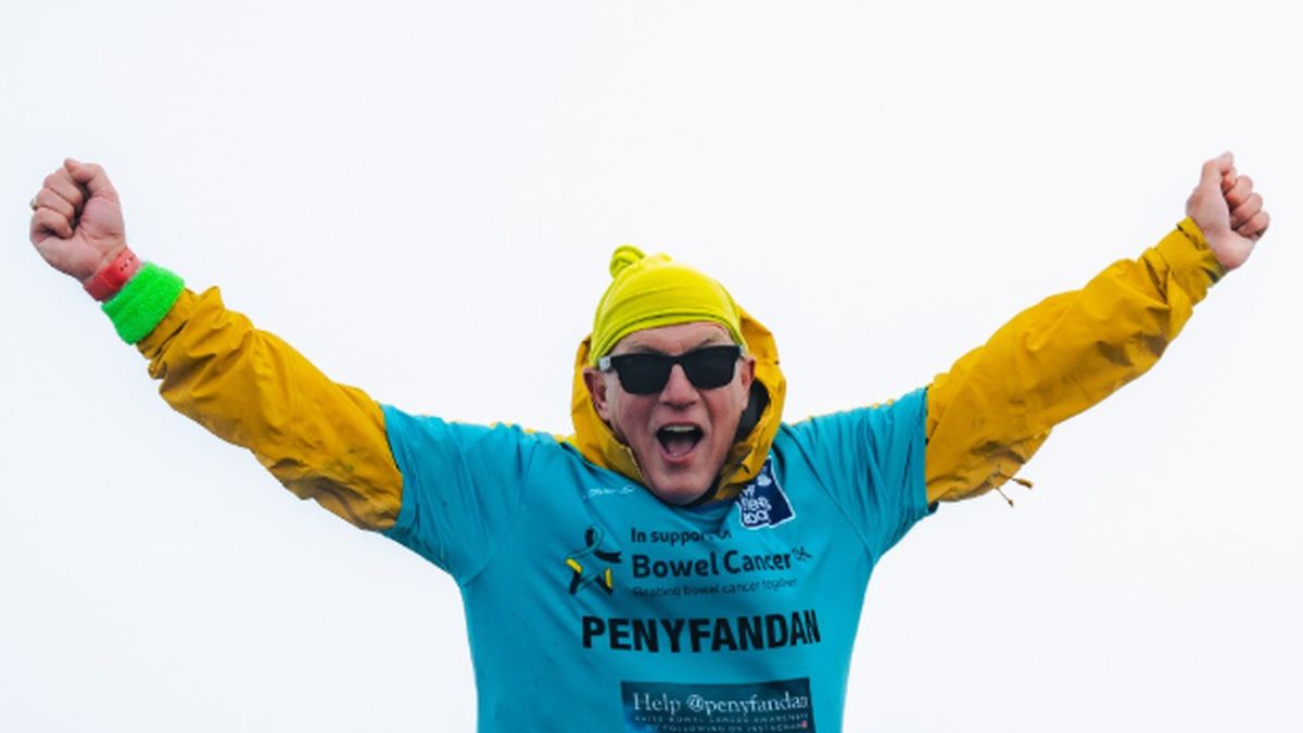 Un homme escalade 742 fois une montagne pour honorer sa femme disparue