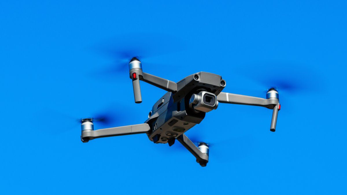Un retraité défensif tire sur un drone municipal : une histoire surprenante à Nohic
