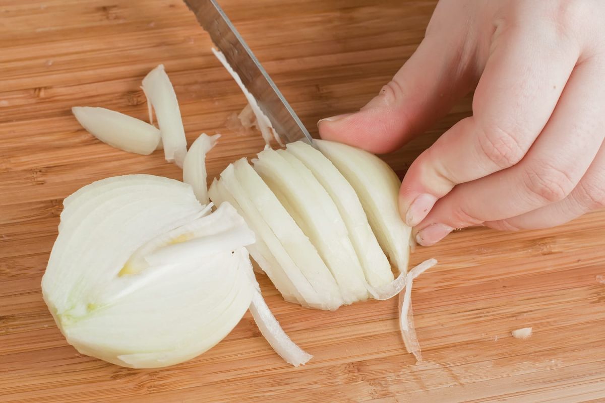 "Découvrez la méthode infaillible pour couper des oignons sans pleurer"