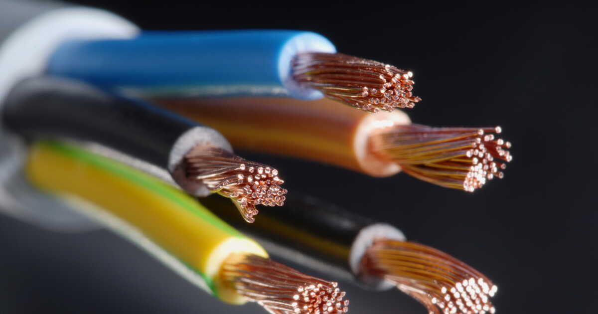 Décrypter les couleurs des fils électriques pour un raccordement sécurisé