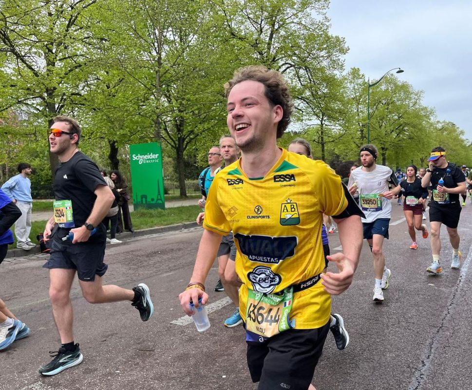 Un marathon pour la résilience : un étudiant surmonte une morsure de serpent