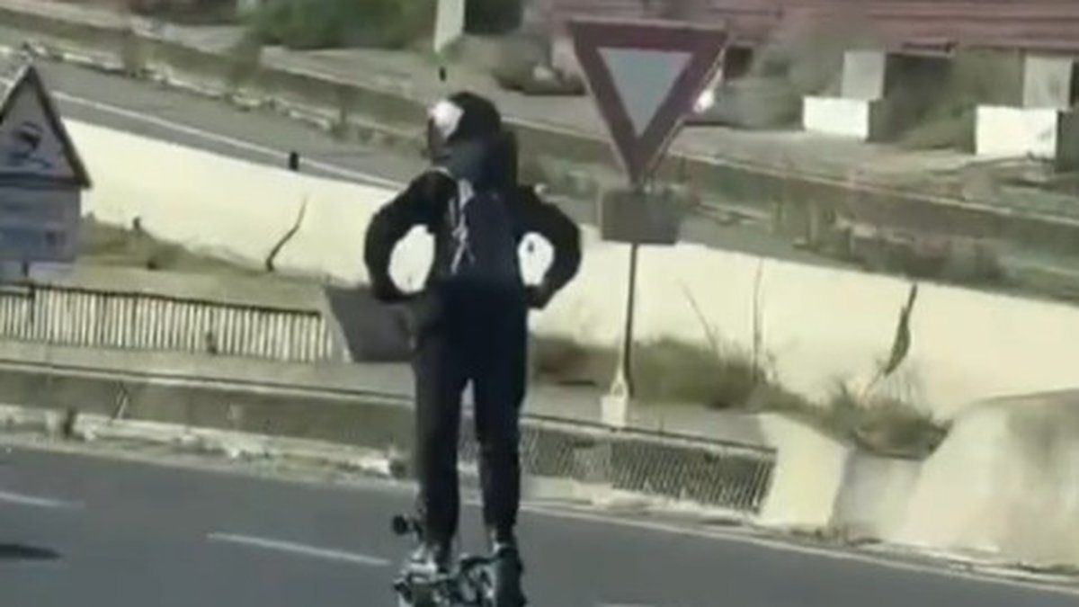 Un conducteur de trottinette défie les règles sur le périphérique de Toulouse