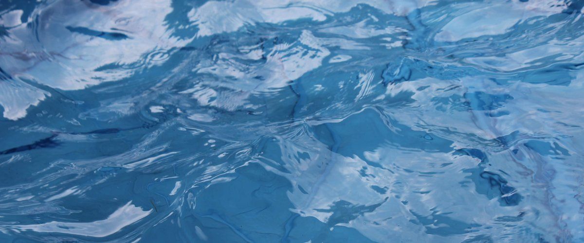 Un baptême tragique : un sexagénaire se noie dans une piscine gonflable