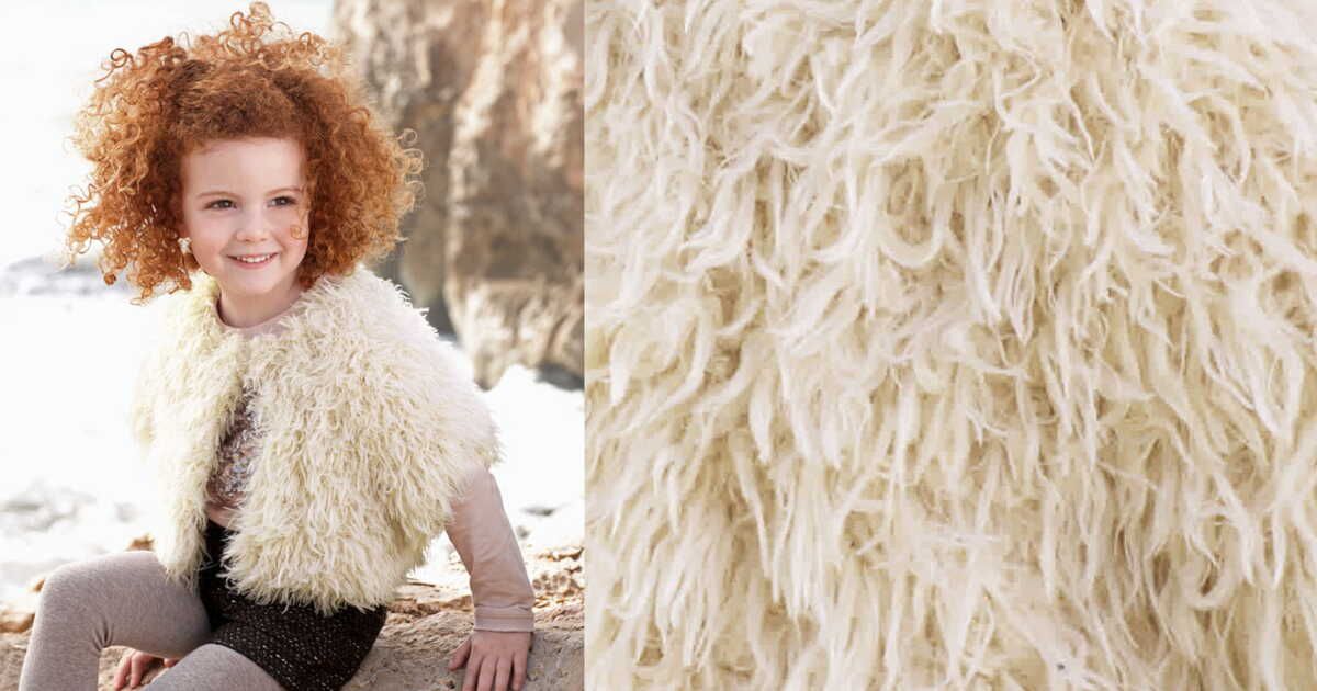 Le gilet sans manches pour petites filles : un incontournable de la mode enfantine