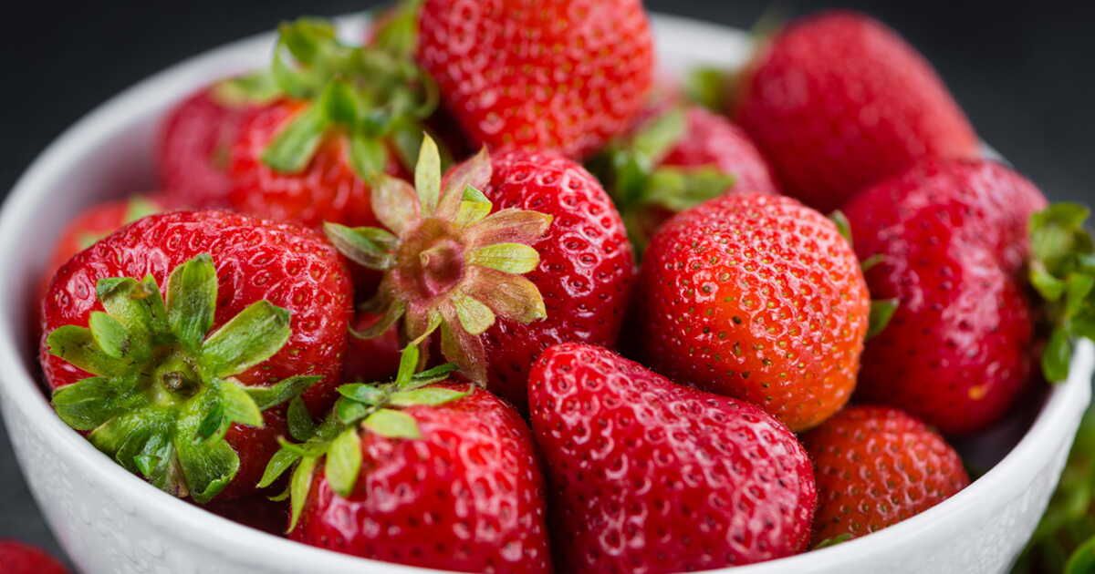 L'astuce infaillible pour équeuter les fraises en un clin d'œil