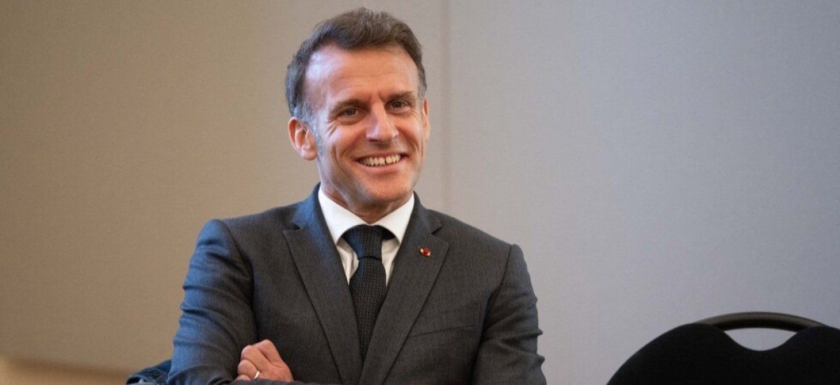 Un élève taquine Macron et fait rire le président à Villers-Cotterêts