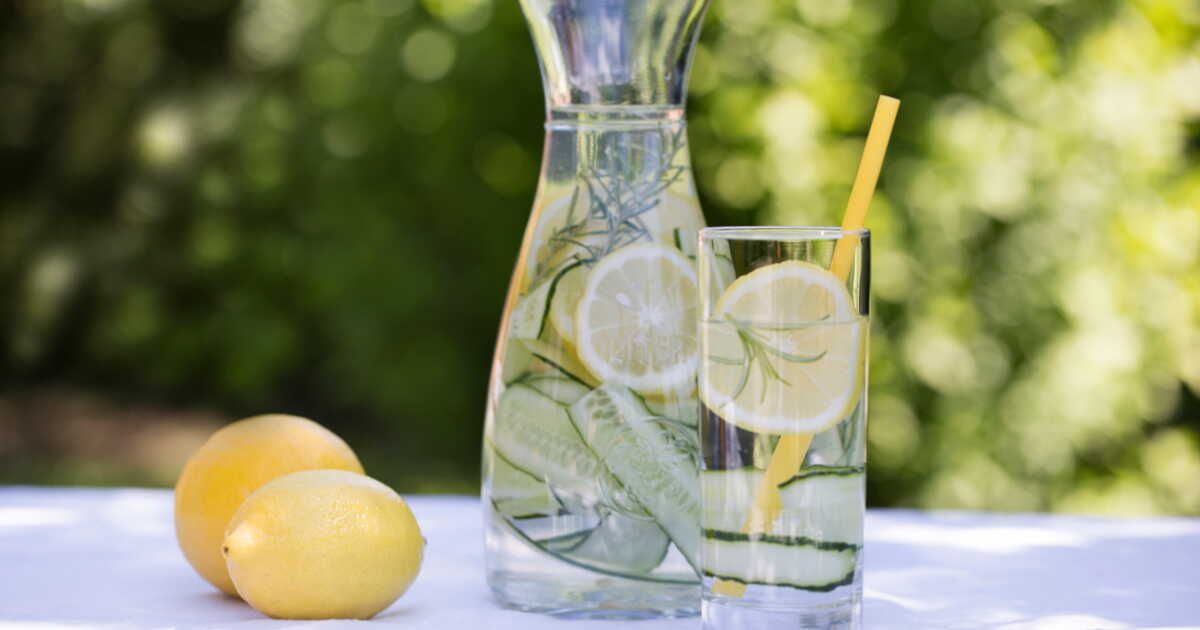 Découvrez l'eau de Sassy : la boisson idéale pour un ventre plat