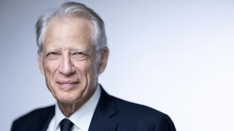 Dominique de Villepin restitue des statuettes après de vives accusations