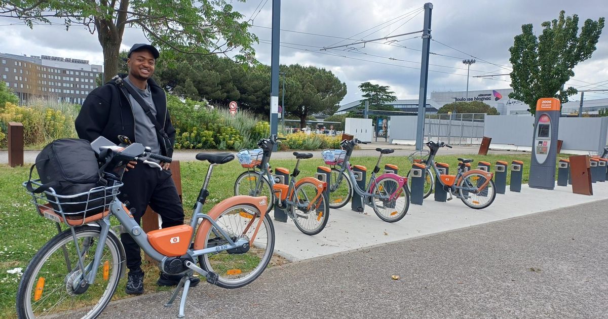 Des touristes à vélo : une nouvelle manière de découvrir Toulouse depuis l'aéroport