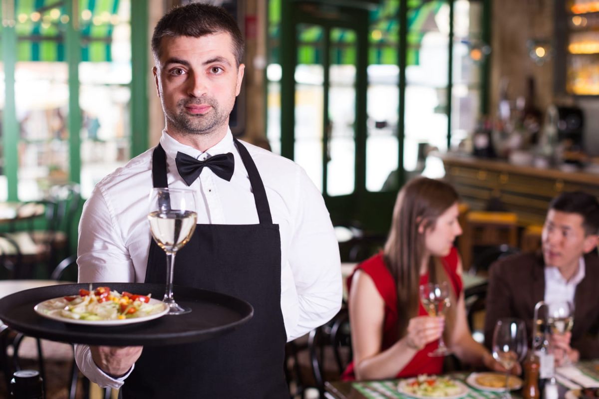 Pourquoi empiler vos assiettes au restaurant agace tant les serveurs