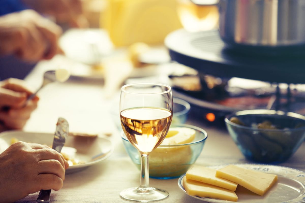 L'art de marier vin et raclette pour un festin chaleureux