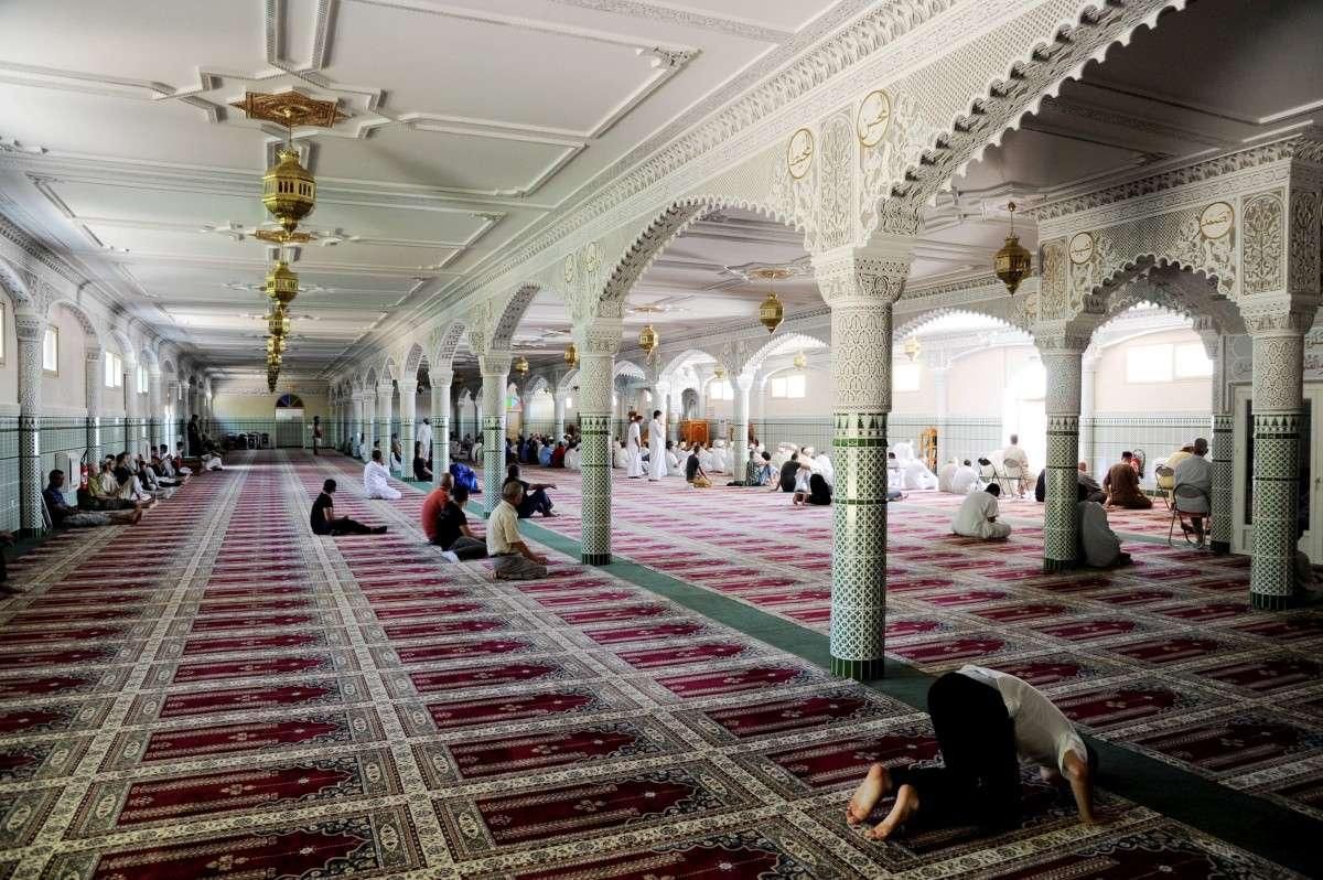 « Il faut continuer à venir » : après les menaces de mort contre la communauté musulmane d’Agen, la prière du vendredi à la mosquée sous étroite surveillance
