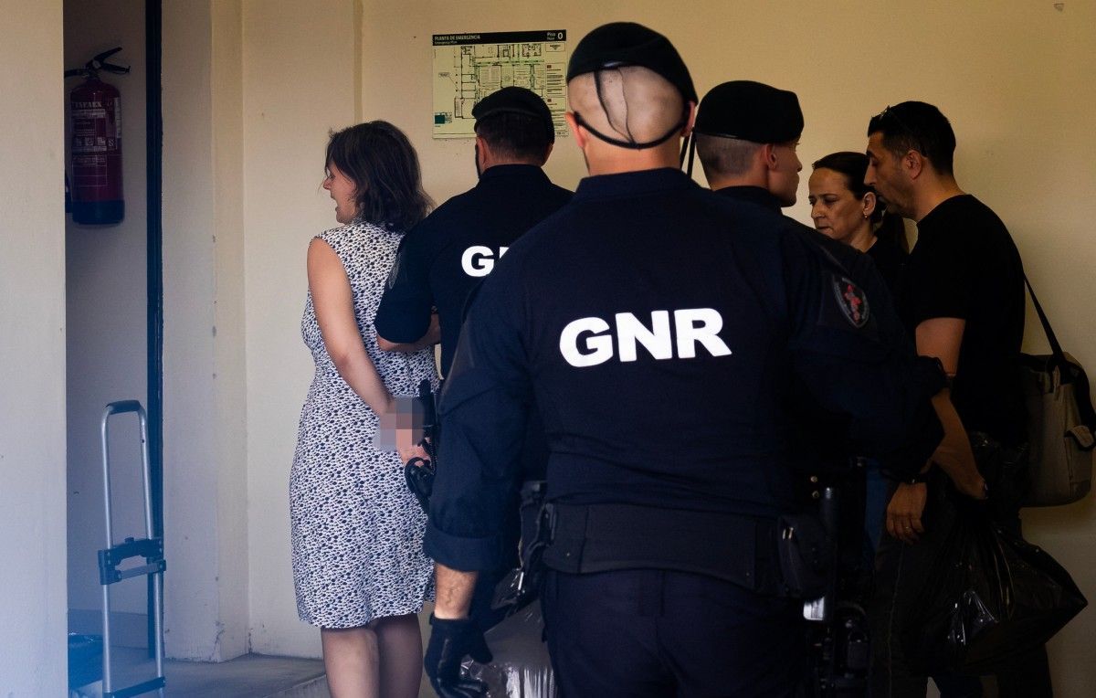 Un couple en détresse au Portugal : entre abandon d'enfants et théories complotistes