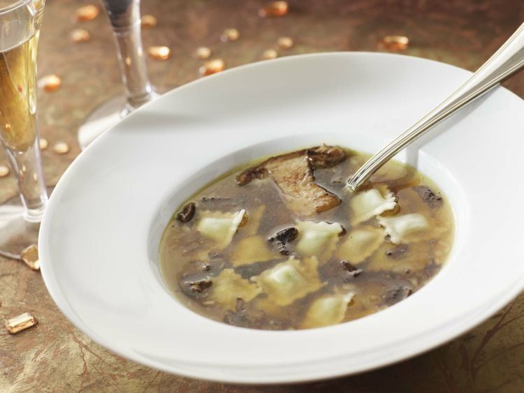 Un bouillon de cèpes sublimé par des ravioles au foie gras