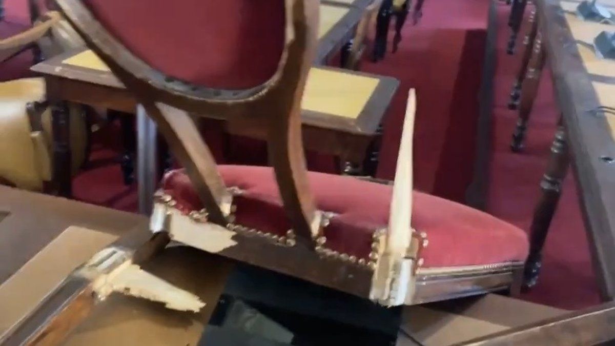 Vandalisme choquant à Toulouse : la salle du conseil récemment rénovée saccagée