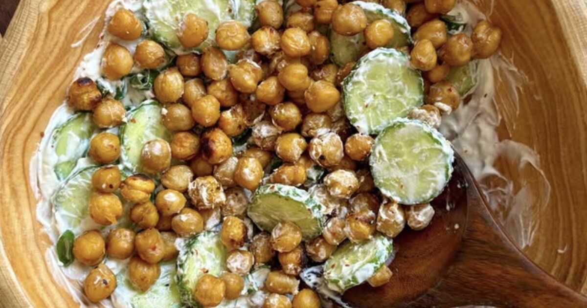 Une salade estivale de pois chiches croustillants et concombre pour un repas léger