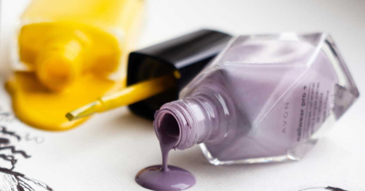 Astuce étonnante pour effacer une tache de vernis à ongles sur le bois