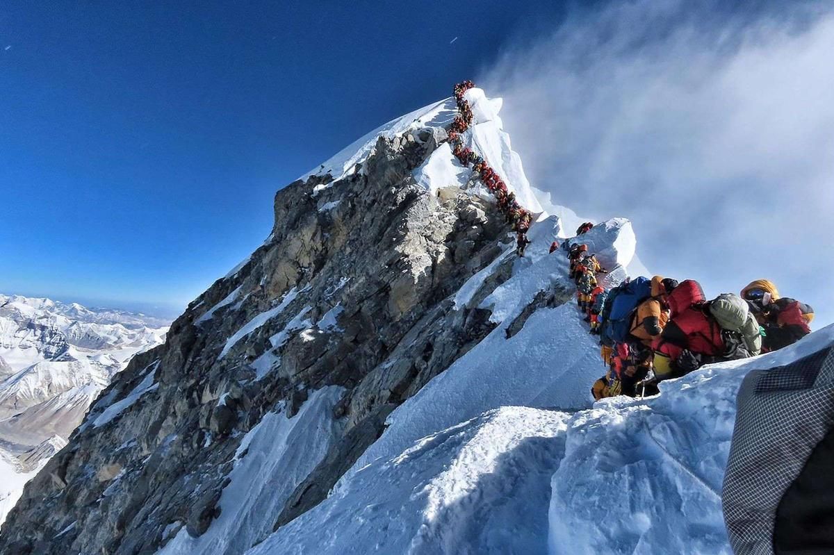 Népal : un jour historique pour l'Everest avec 275 alpinistes au sommet