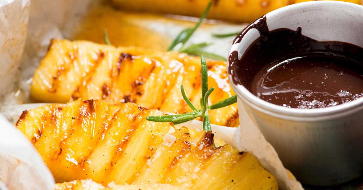 Luxe fruité : papillote d’ananas vanillé accompagnée de sauce chocolat