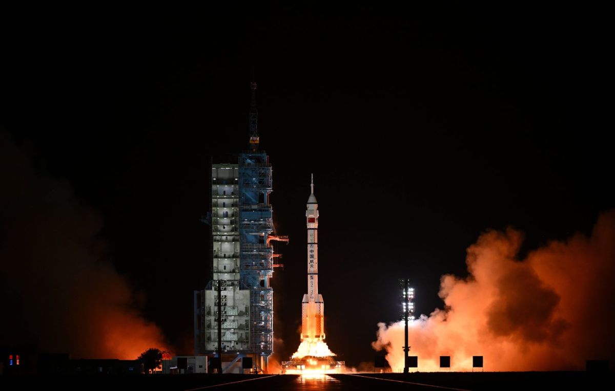 Mission lunaire : la Chine propulse trois taïkonautes vers l'espace