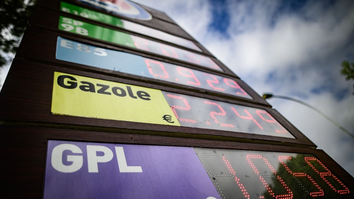 Une baisse imminente des prix à la pompe selon les experts, mais l'espoir d'un 1,70 euro par litre reste lointain