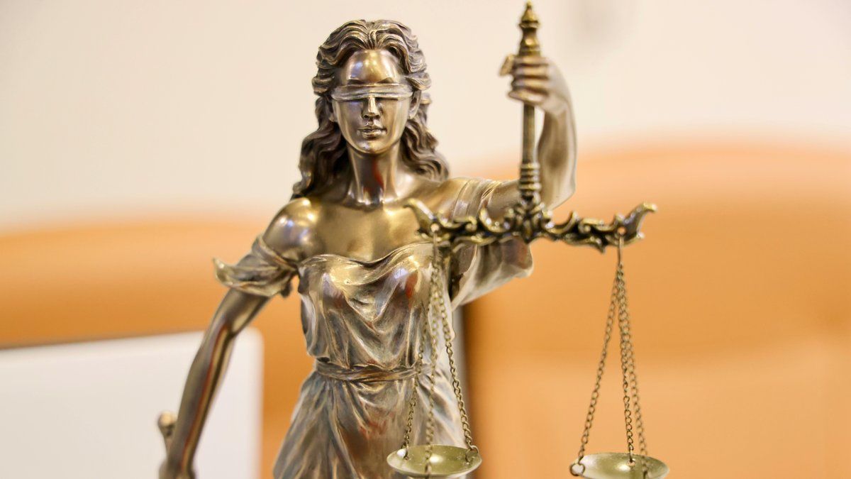 Une tragédie familiale : le procès d'une femme accusée de l'assassinat de son mari en plein divorce