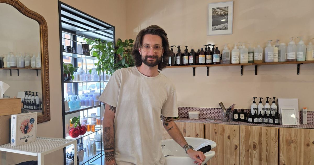 Un coiffeur toulousain devient célèbre grâce à sa ressemblance avec Pierre Niney
