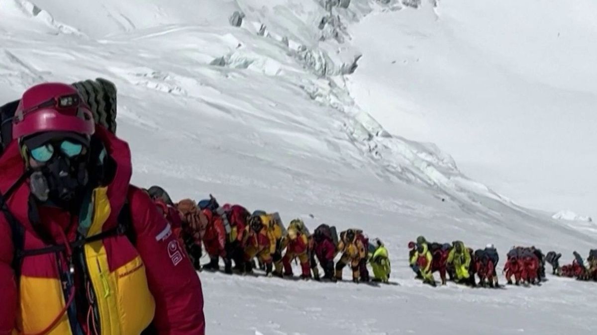 L'Everest sous le poids des alpinistes : une saison record et ses dangers