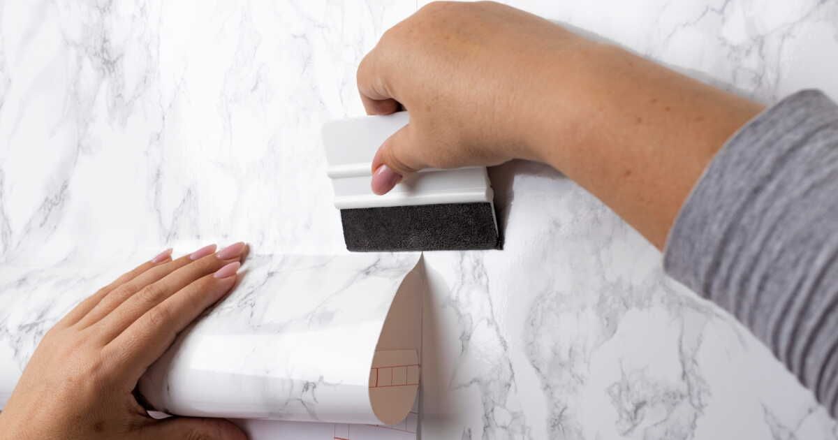 Tester le carrelage adhésif : les précautions à ne pas négliger