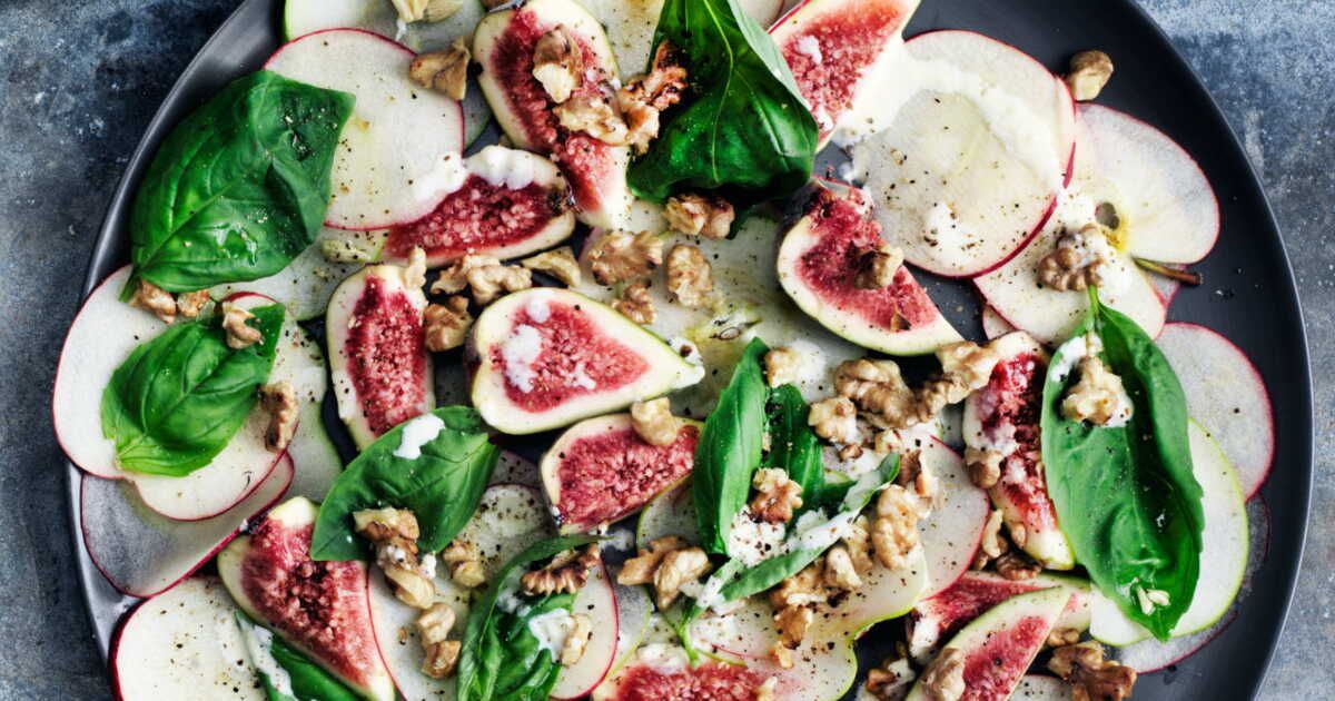 Savourez l'automne : une salade délicieuse accompagnée de sa sauce aux noix