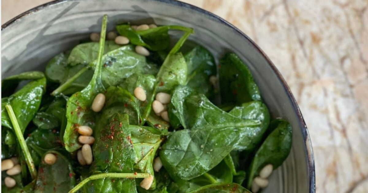 Une salade d'épinards au yuzu : la recette inspirante de Cyril Lignac