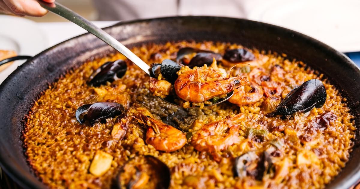 Un dimanche ensoleillé avec une paella savoureuse
