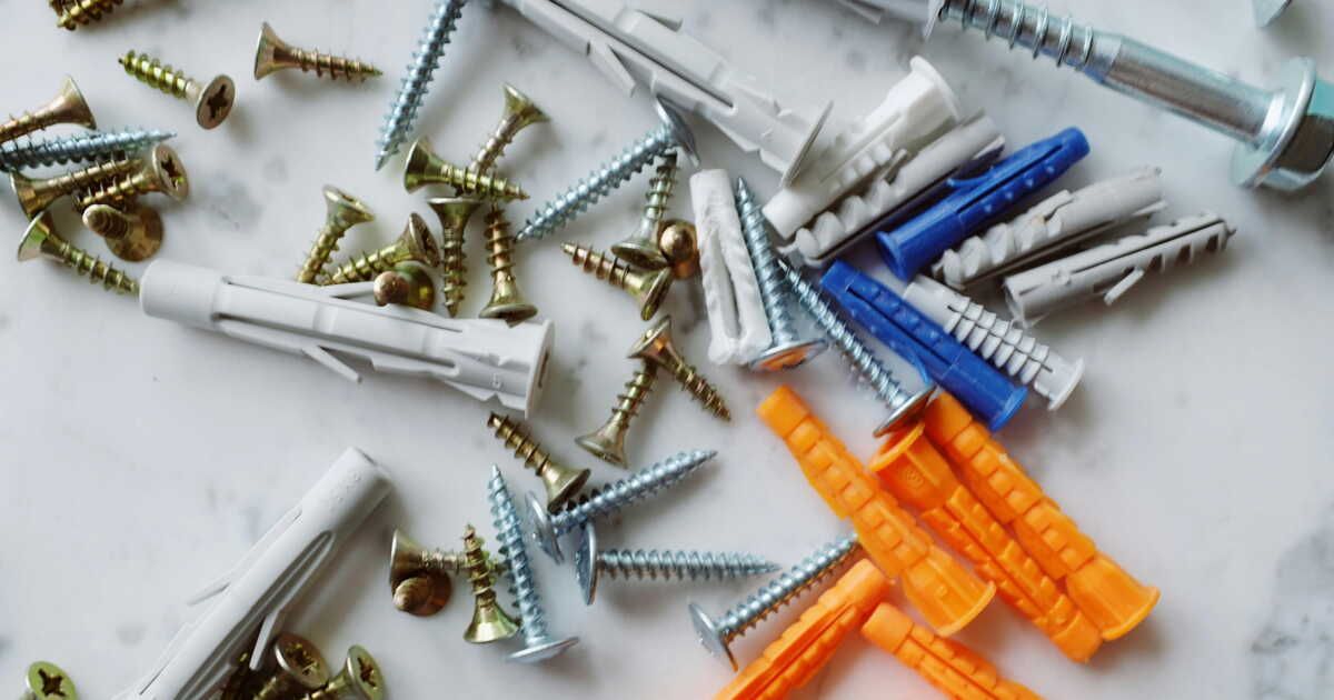 une méthode infaillible pour retirer facilement les chevilles des murs