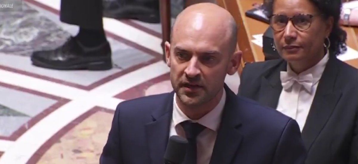Un affrontement crucial à l'Assemblée : Barrot interpelle un député LFI sur les militaires