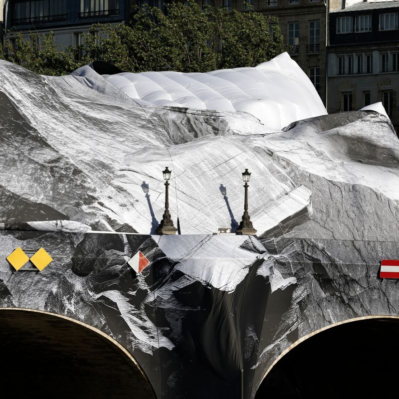 Intempéries sur le Pont-Neuf : La Caverne de JR devra patienter avant son ouverture
