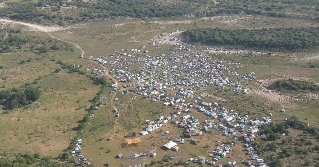 Claret vibrante : 2 000 fêtards à une rave-party sauvage