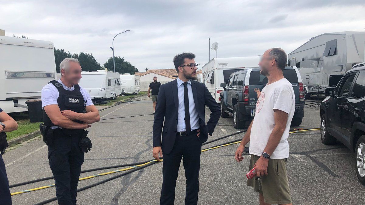 Des caravanes s'invitent illégalement sur un terrain de foot : le maire réagit