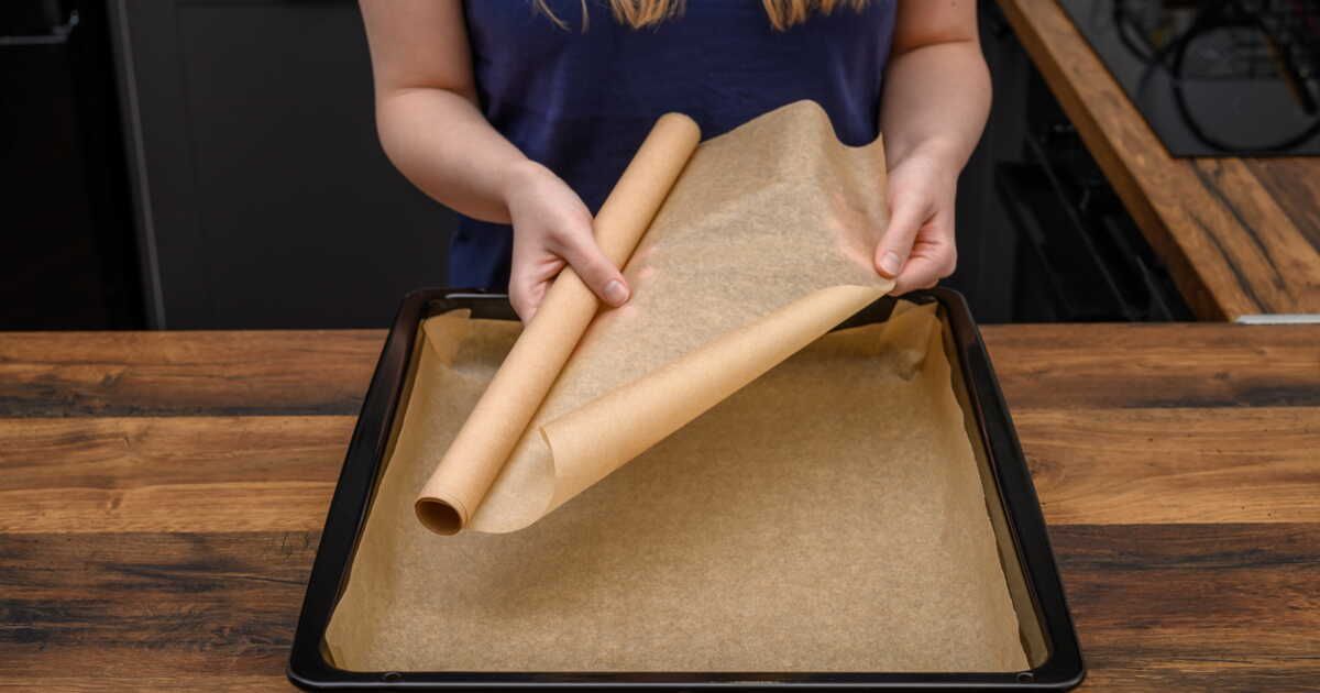 Un coup de main pratique pour ajuster le papier cuisson à votre moule