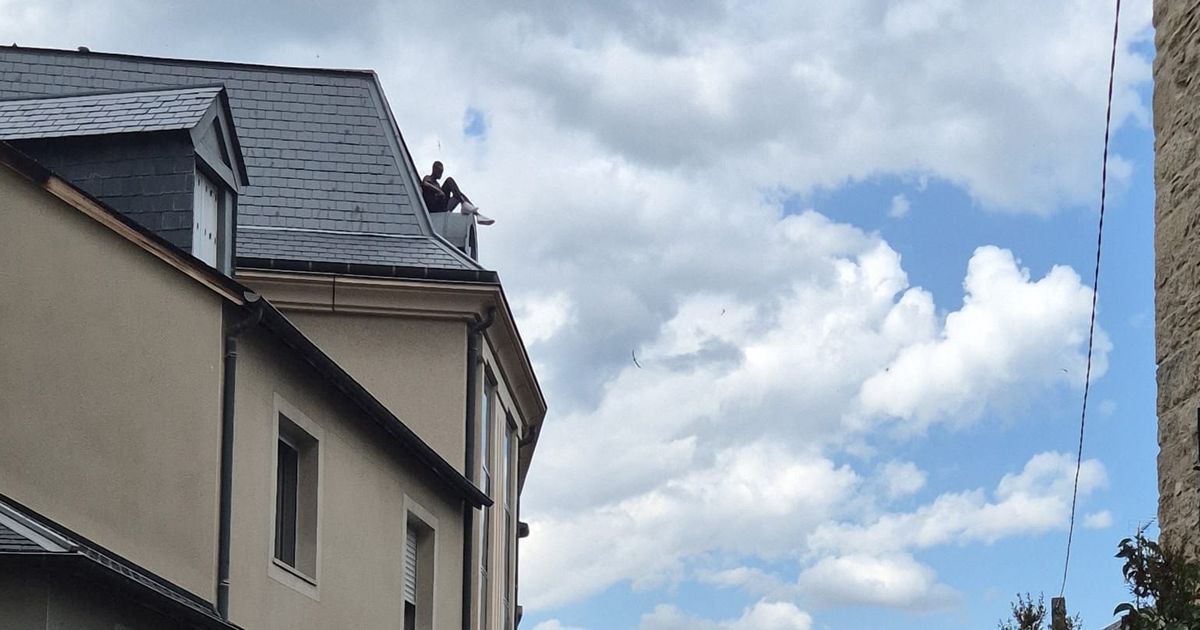 Mende : un homme se prélasse sur le toit d'un immeuble et s'attire les regards