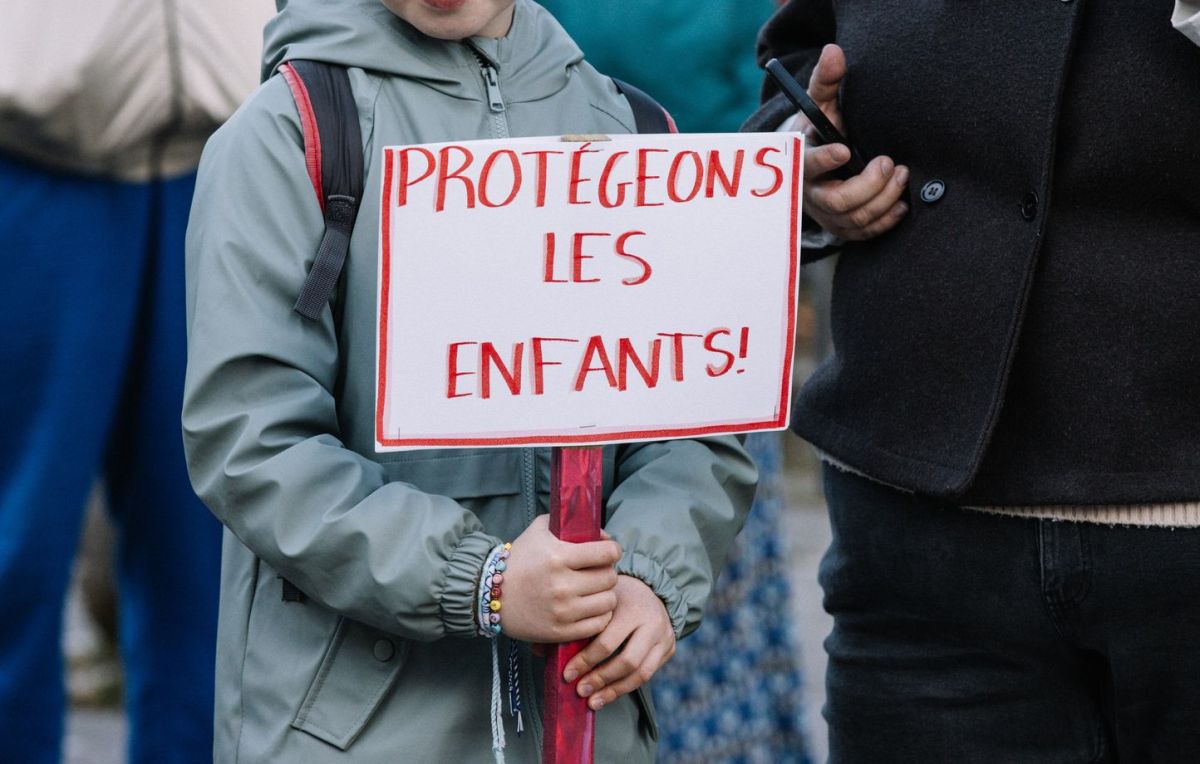 La mère de Rosa, 11 ans, déboule devant la justice : une plainte fracassante contre l’État