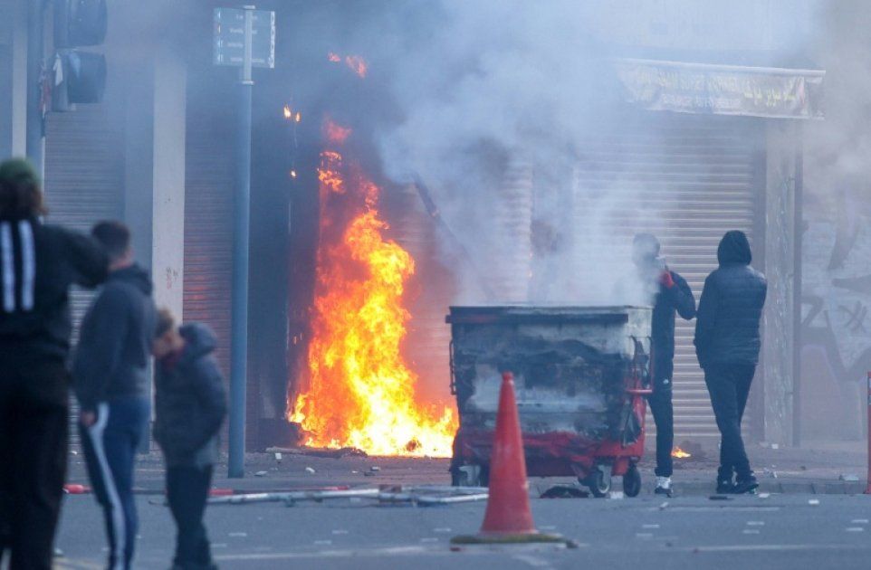 Belfast sous le choc après des émeutes anti-immigrés et une attaque au couteau dans un quartier