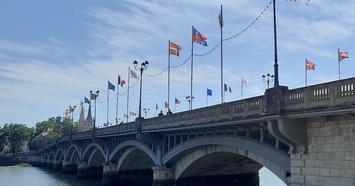 Le pont Saint-Esprit de Bayonne dit adieu aux drapeaux internationaux
