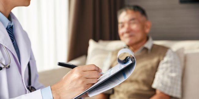 Comprendre l'hémiplégie chez les seniors : causes, symptômes et traitements