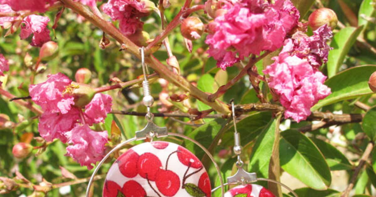 Des boucles d’oreilles cerises : un accessoire tendance
