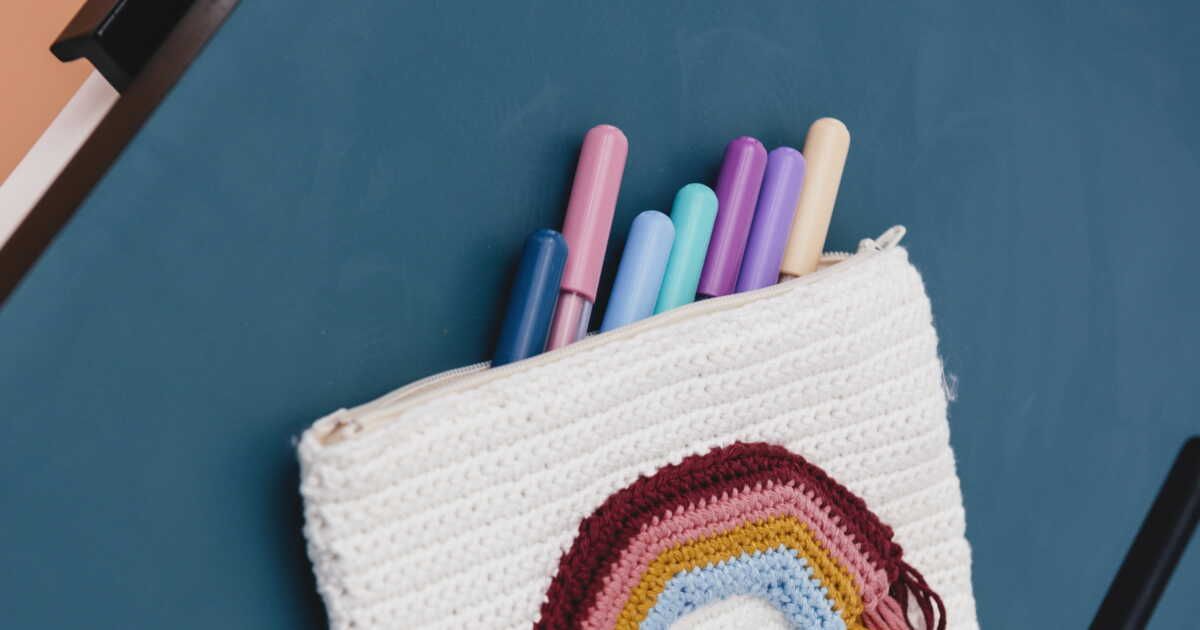 Créer une trousse à rayures arc-en-ciel : Guide au crochet