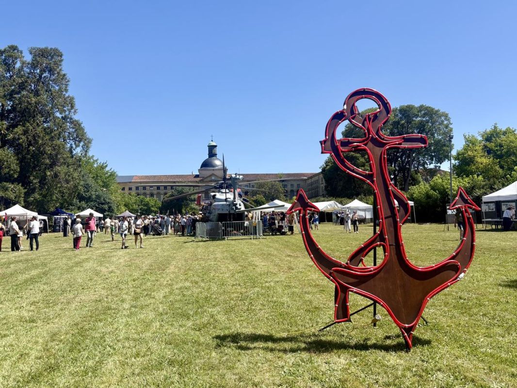 Un hélicoptère militaire célèbre les 400 ans de la Marine nationale à Villeneuve-sur-Lot