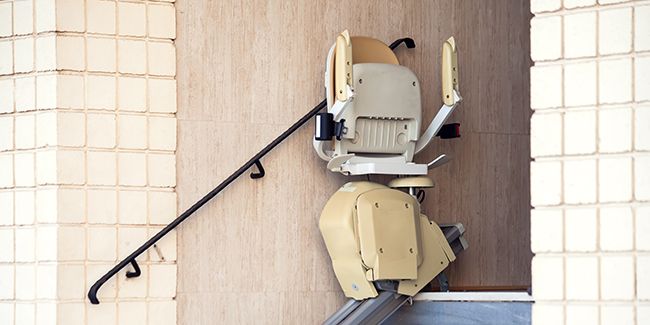 Choisir un monte-escalier extérieur : guide des marques, modèles et coût d'installation