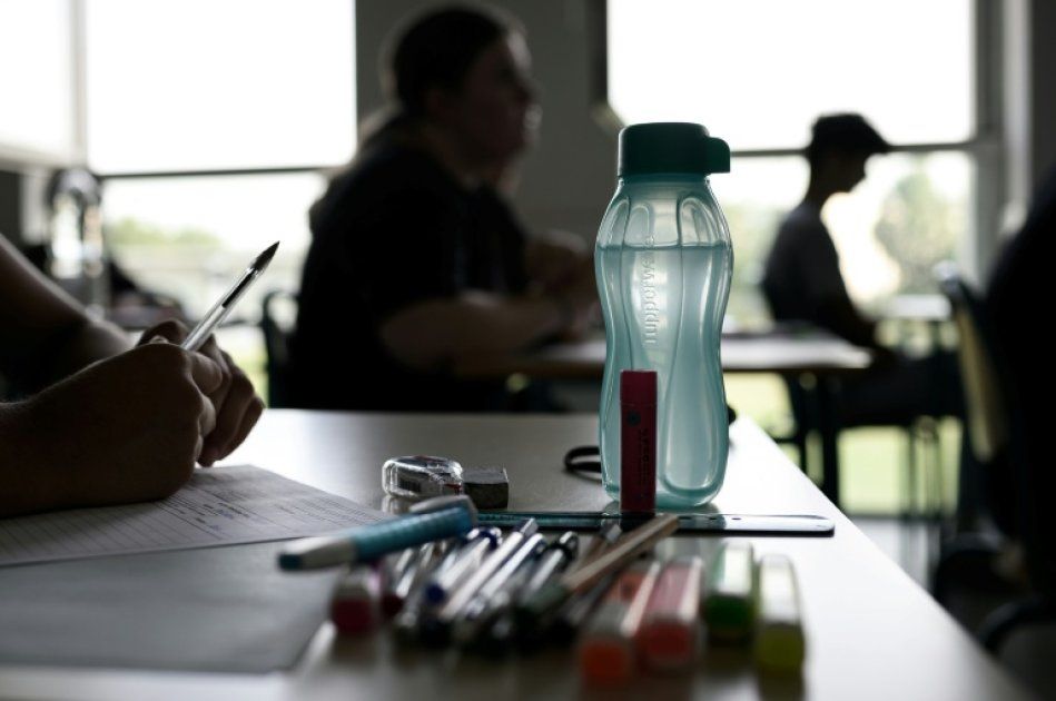 Le ministre de l'éducation réforme les examens face à la chaleur